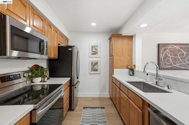 2 Knoll Ct, Hercules, CA 94547