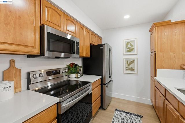 2 Knoll Ct, Hercules, CA 94547