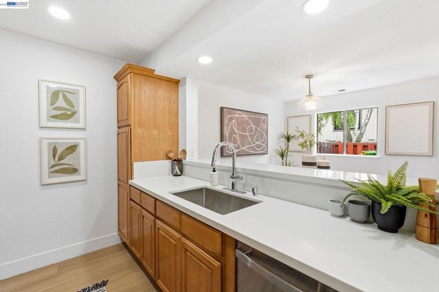 2 Knoll Ct, Hercules, CA 94547