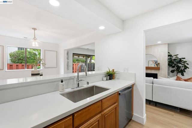 2 Knoll Ct, Hercules, CA 94547