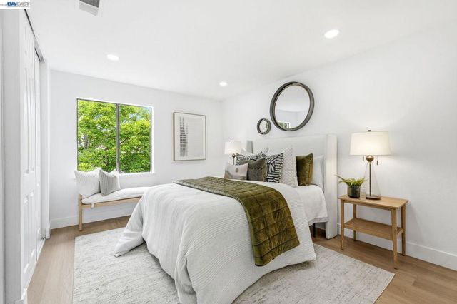 2 Knoll Ct, Hercules, CA 94547