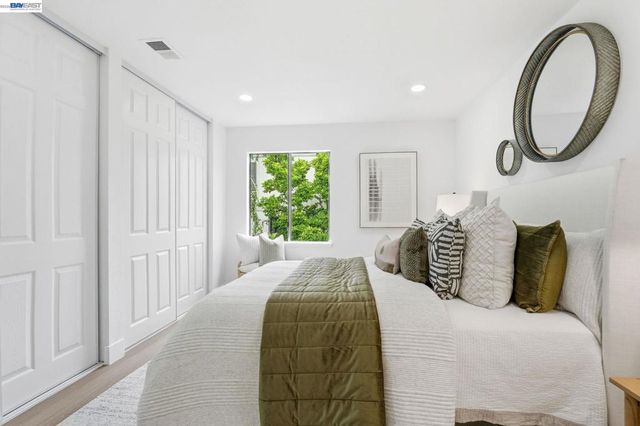 2 Knoll Ct, Hercules, CA 94547