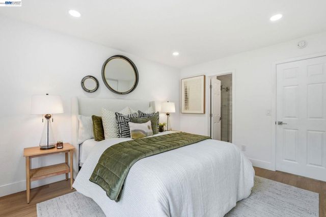 2 Knoll Ct, Hercules, CA 94547