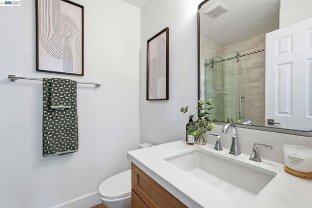 2 Knoll Ct, Hercules, CA 94547