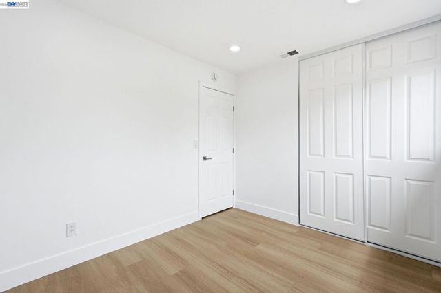 2 Knoll Ct, Hercules, CA 94547