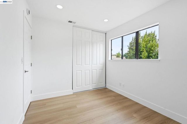 2 Knoll Ct, Hercules, CA 94547