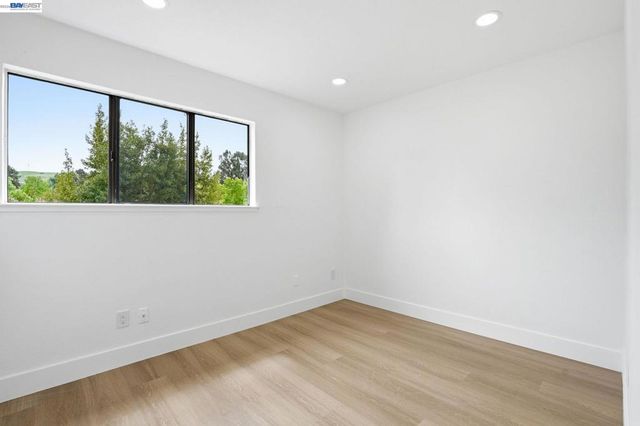 2 Knoll Ct, Hercules, CA 94547