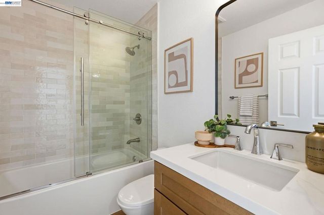 2 Knoll Ct, Hercules, CA 94547