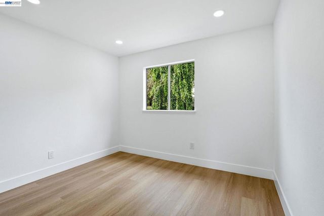 2 Knoll Ct, Hercules, CA 94547