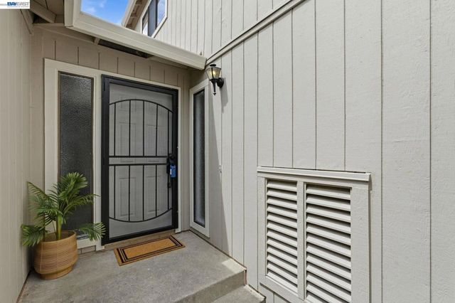 2 Knoll Ct, Hercules, CA 94547