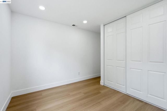 2 Knoll Ct, Hercules, CA 94547