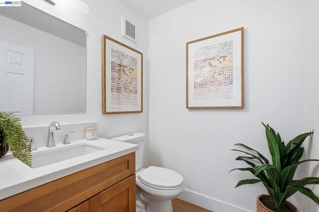 2 Knoll Ct, Hercules, CA 94547