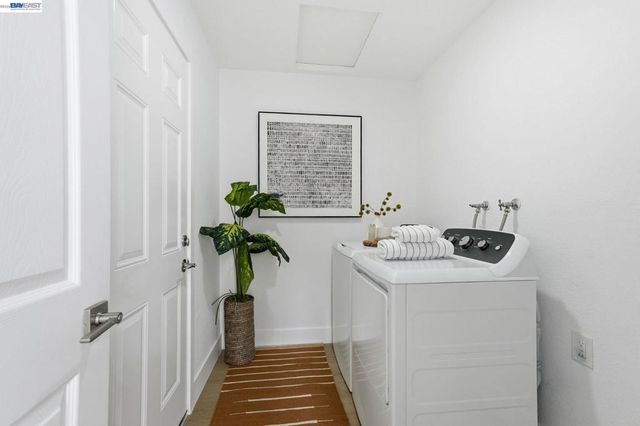 2 Knoll Ct, Hercules, CA 94547