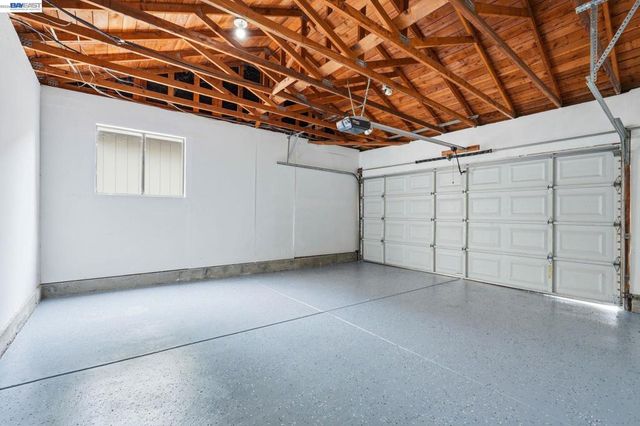 2 Knoll Ct, Hercules, CA 94547