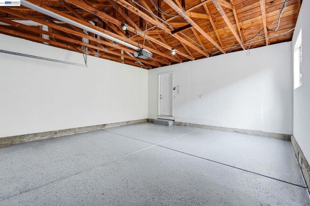 2 Knoll Ct, Hercules, CA 94547