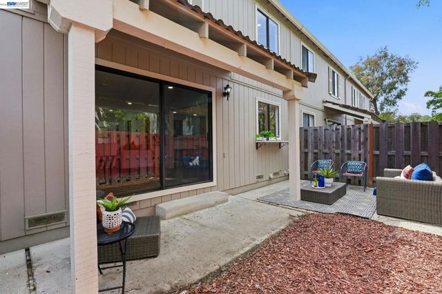 2 Knoll Ct, Hercules, CA 94547