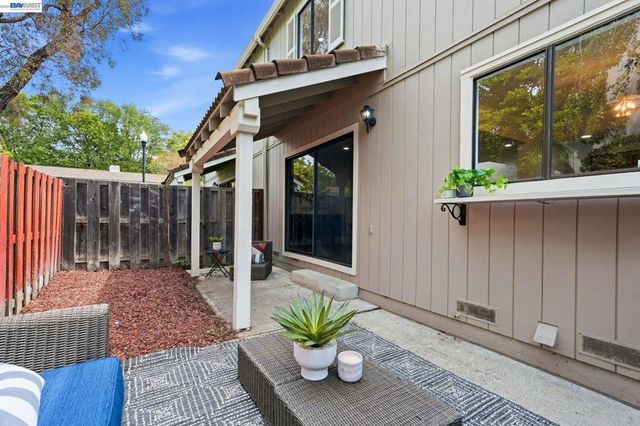 2 Knoll Ct, Hercules, CA 94547