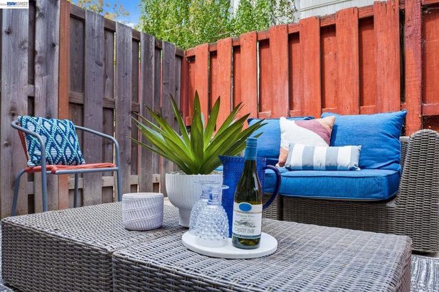 2 Knoll Ct, Hercules, CA 94547