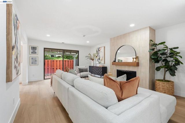 2 Knoll Ct, Hercules, CA 94547