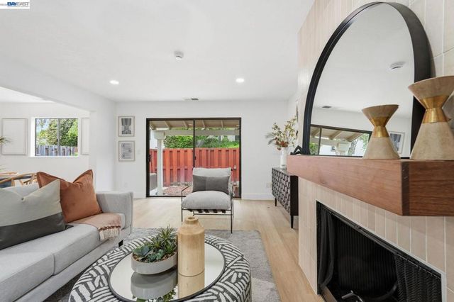 2 Knoll Ct, Hercules, CA 94547