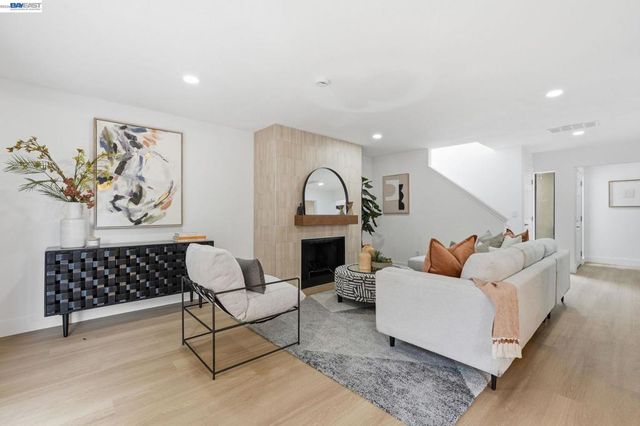 2 Knoll Ct, Hercules, CA 94547