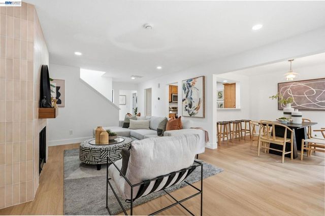 2 Knoll Ct, Hercules, CA 94547