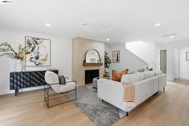 2 Knoll Ct, Hercules, CA 94547