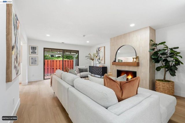 2 Knoll Ct, Hercules, CA 94547