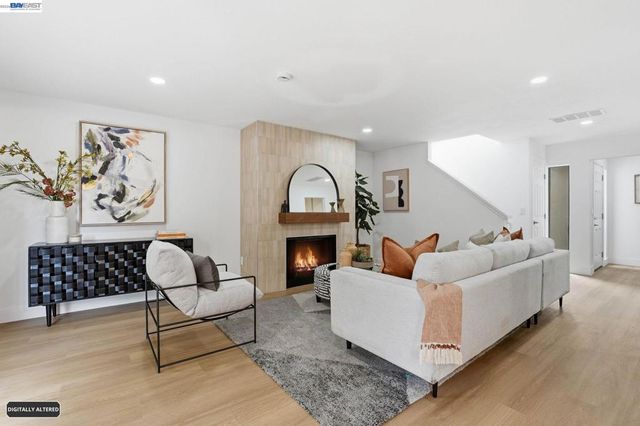 2 Knoll Ct, Hercules, CA 94547