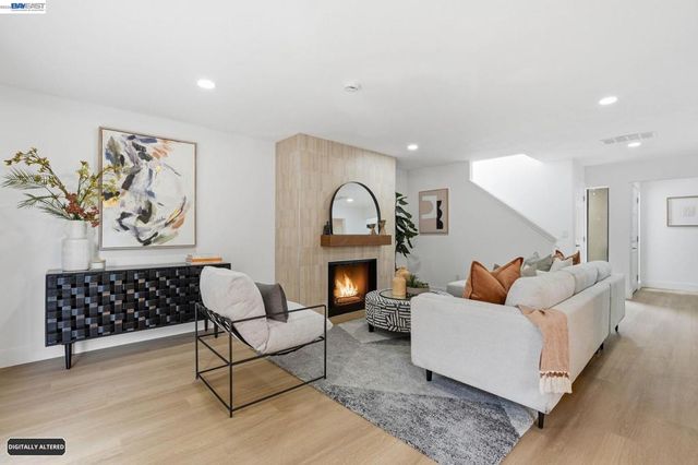 2 Knoll Ct, Hercules, CA 94547