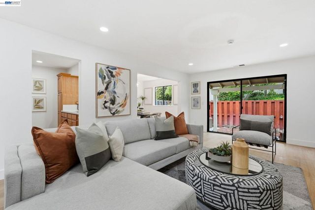 2 Knoll Ct, Hercules, CA 94547