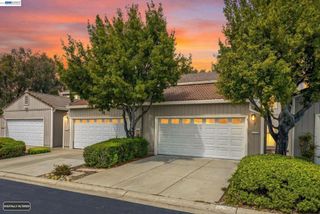 2 Knoll Ct, Hercules, CA 94547