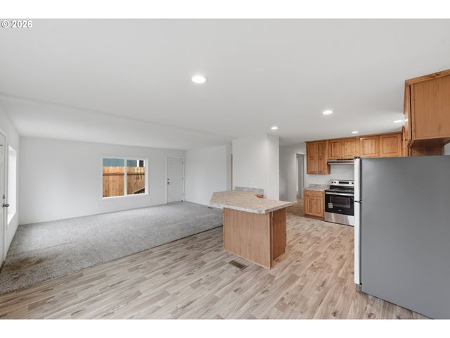 559 S WALL St, Coos Bay, OR 97420