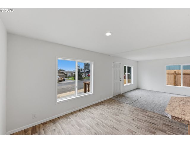 559 S WALL St, Coos Bay, OR 97420