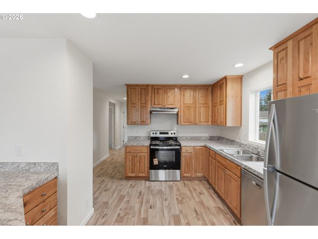 559 S WALL St, Coos Bay, OR 97420