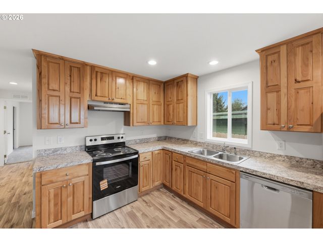 559 S WALL St, Coos Bay, OR 97420