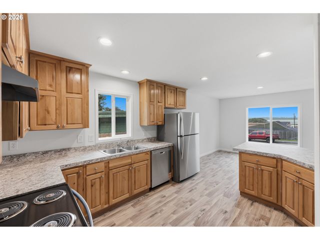 559 S WALL St, Coos Bay, OR 97420