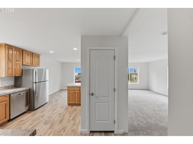 559 S WALL St, Coos Bay, OR 97420