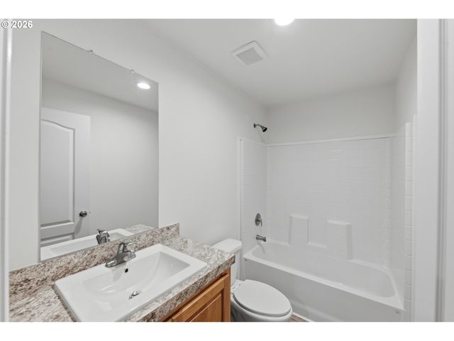 559 S WALL St, Coos Bay, OR 97420