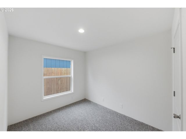 559 S WALL St, Coos Bay, OR 97420