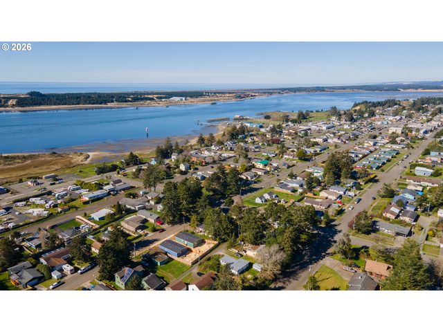 559 S WALL St, Coos Bay, OR 97420