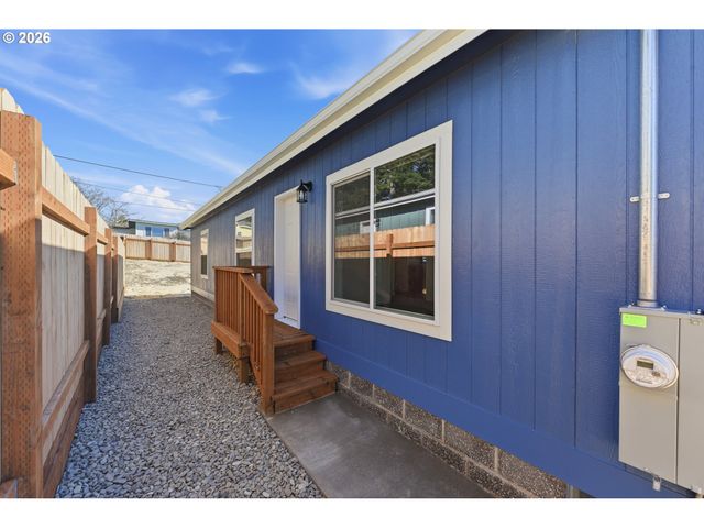 559 S WALL St, Coos Bay, OR 97420