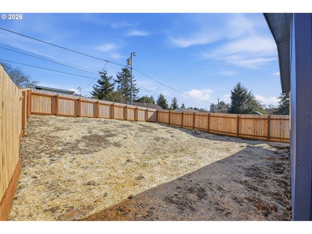 559 S WALL St, Coos Bay, OR 97420