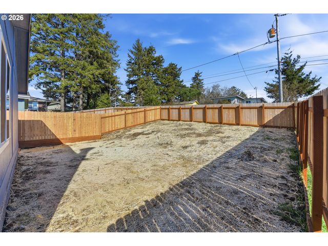 559 S WALL St, Coos Bay, OR 97420