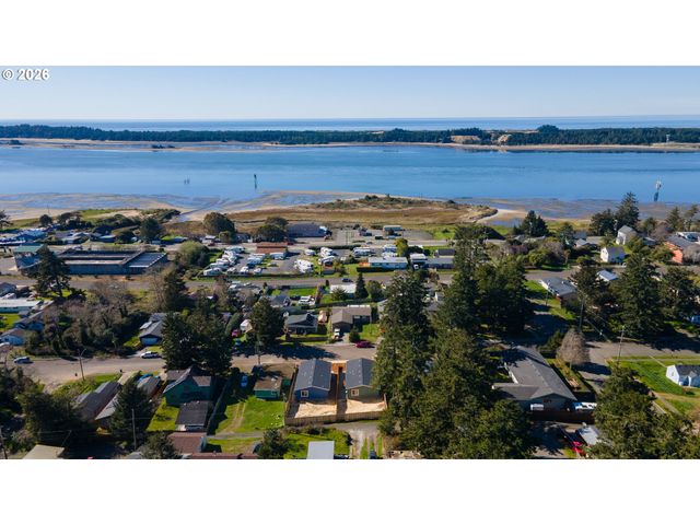 559 S WALL St, Coos Bay, OR 97420