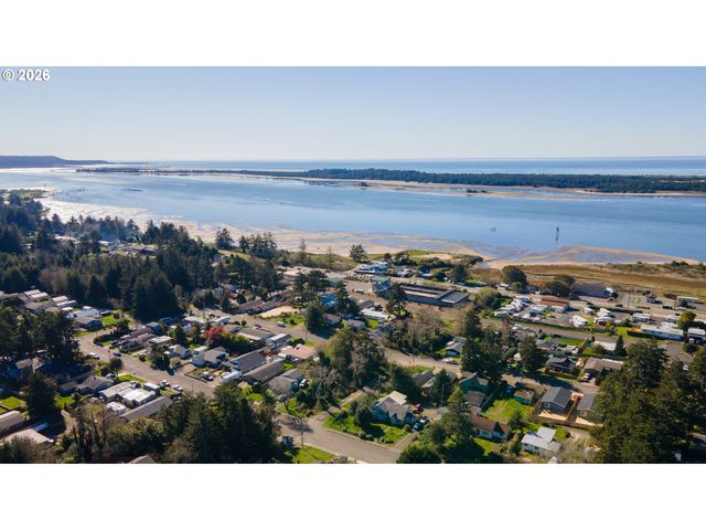 559 S WALL St, Coos Bay, OR 97420
