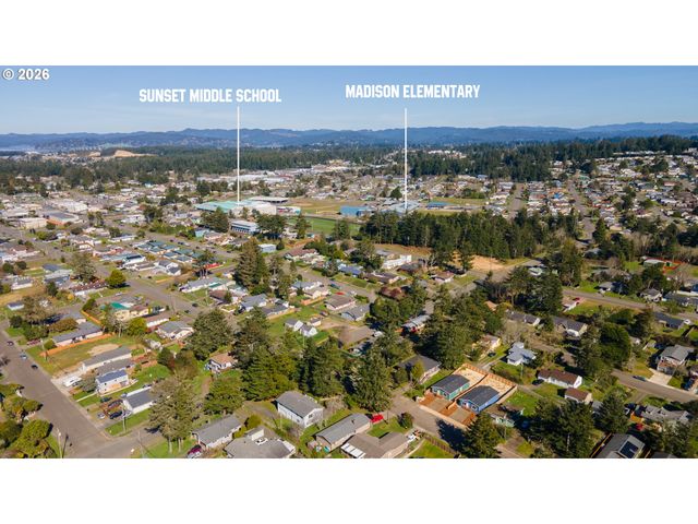 559 S WALL St, Coos Bay, OR 97420