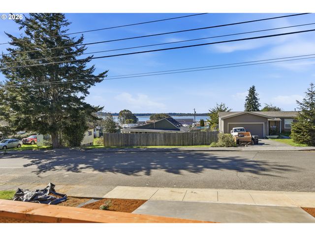 559 S WALL St, Coos Bay, OR 97420