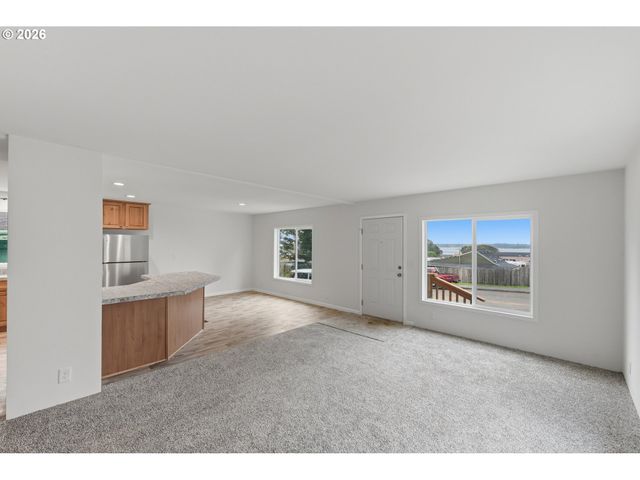 559 S WALL St, Coos Bay, OR 97420