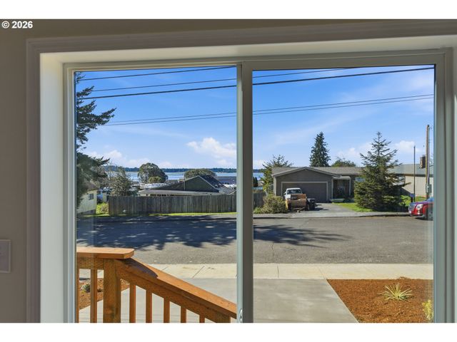 559 S WALL St, Coos Bay, OR 97420